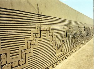 Eine der Wände in der zerstörten prä-Inka-Stadt, teilweise restauriert, gebaut von den Chimu, um 1300